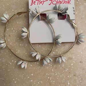 Betsey Johnson Daisy hoop earrings NWT